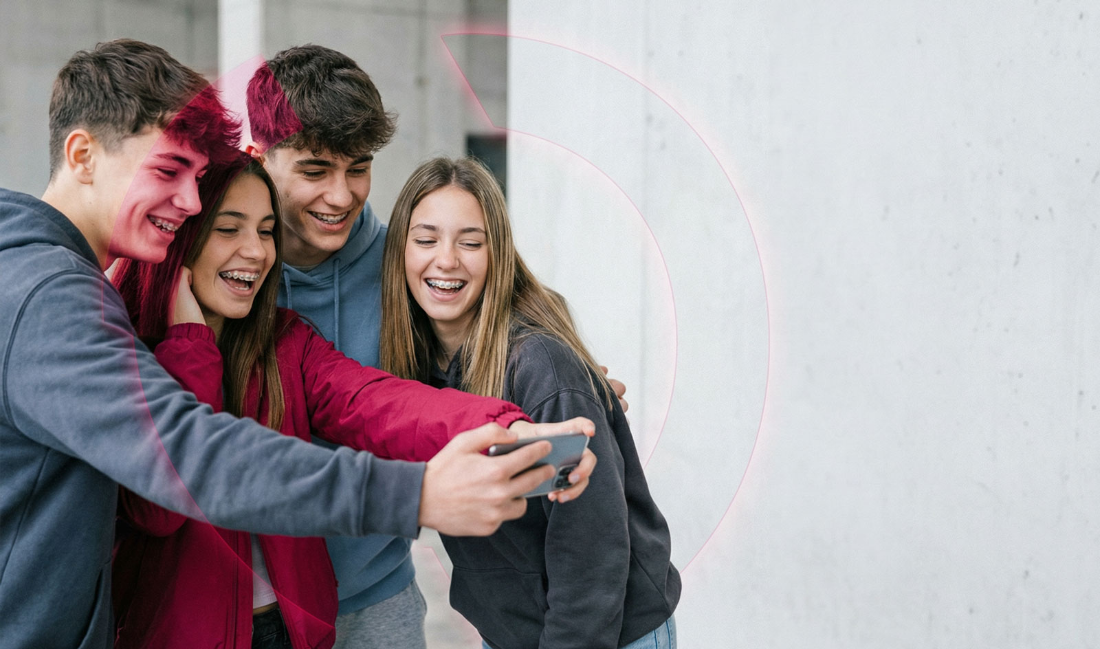 Jugendliche Freunde machen lachend ein Selfie