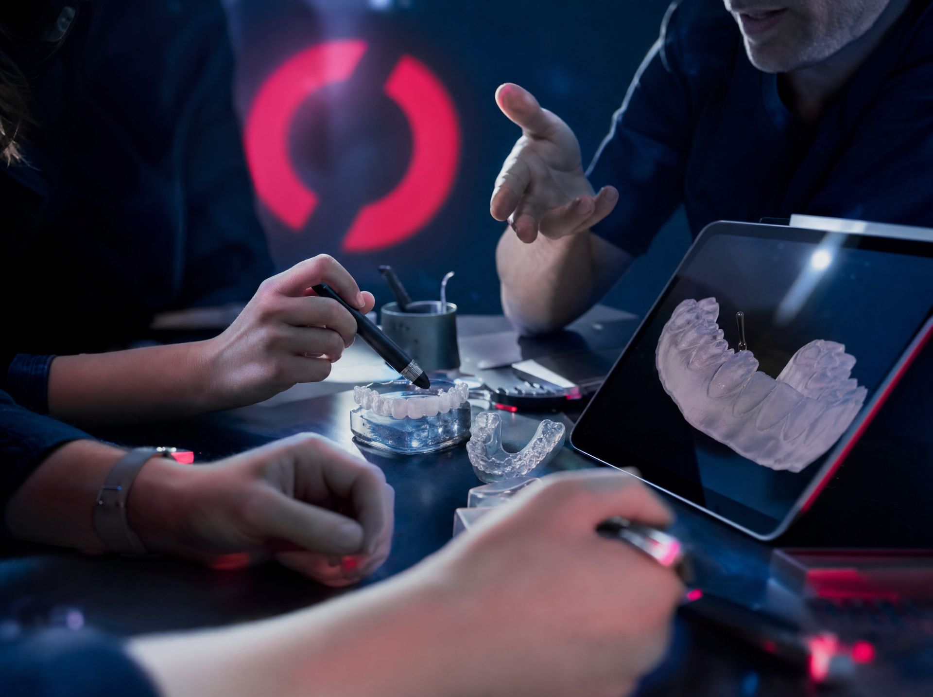 Praktischer Aligner-Workshop mit Zahnmodell und digitalem 3D-Scan auf dem Tablet