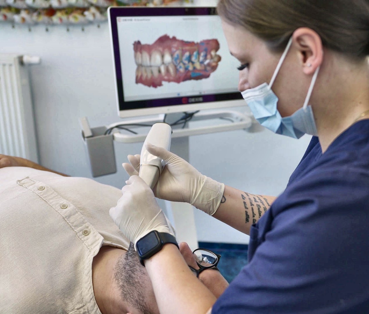 Digitaler 3D-Scan der Zähne mit dem Intraoralscanner