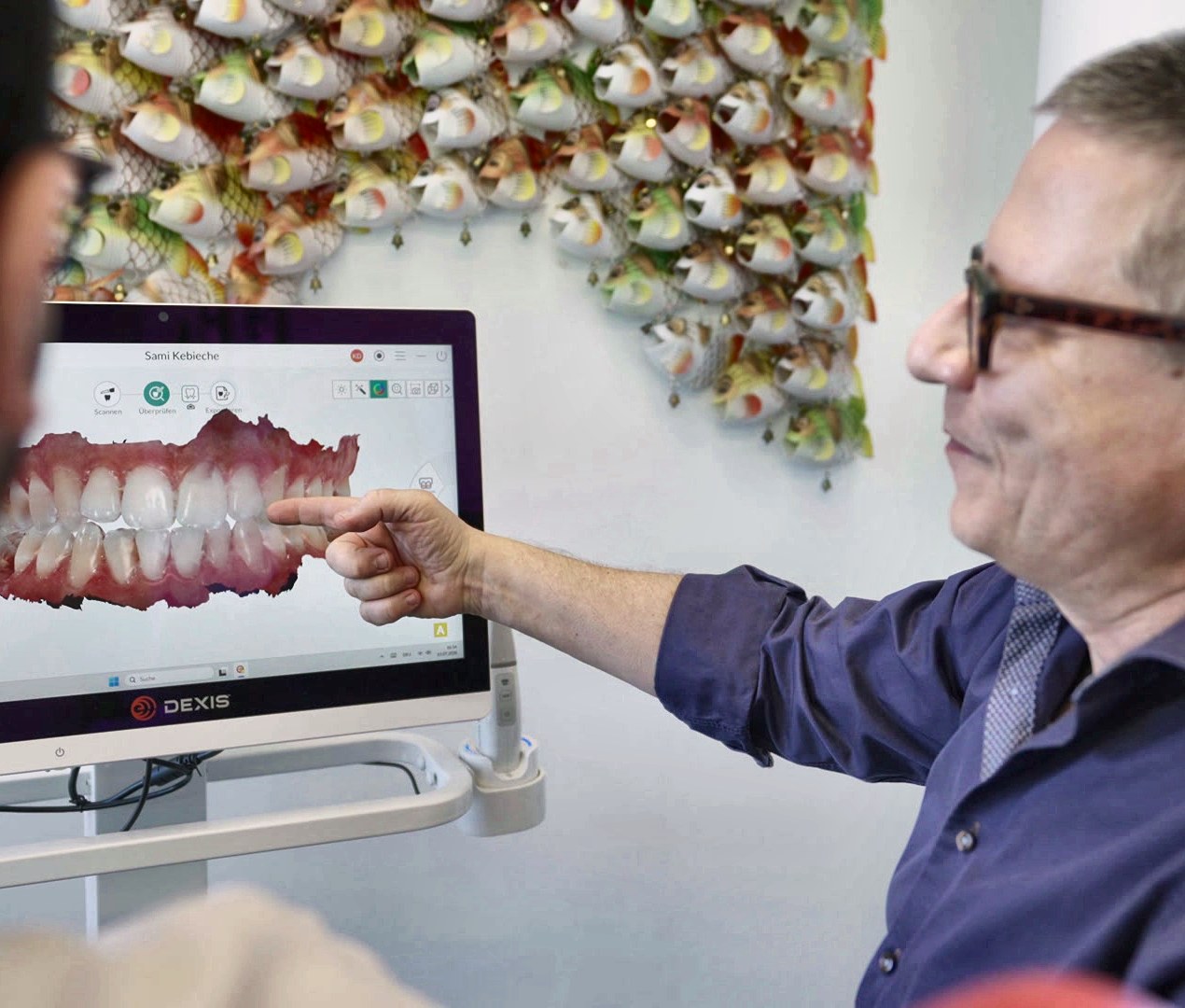 Roger Ohlhäuser erklärt den Behandlungsplan am 3D-Modell
