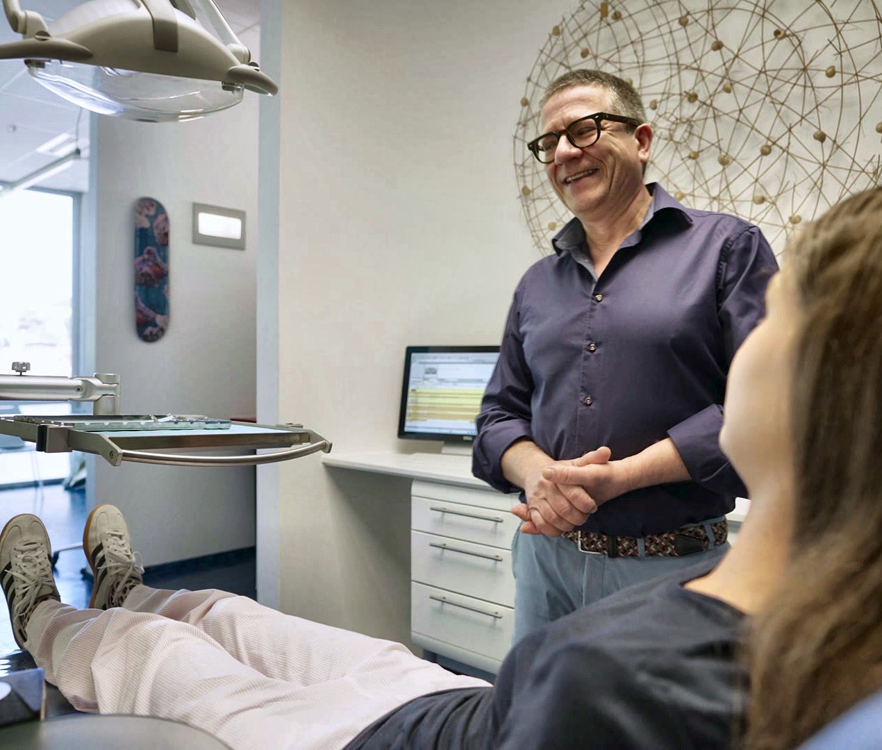 Roger Ohlhäuser im Gespräch mit einer Patientin