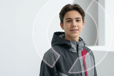 Teenager mit fester Zahnspange
