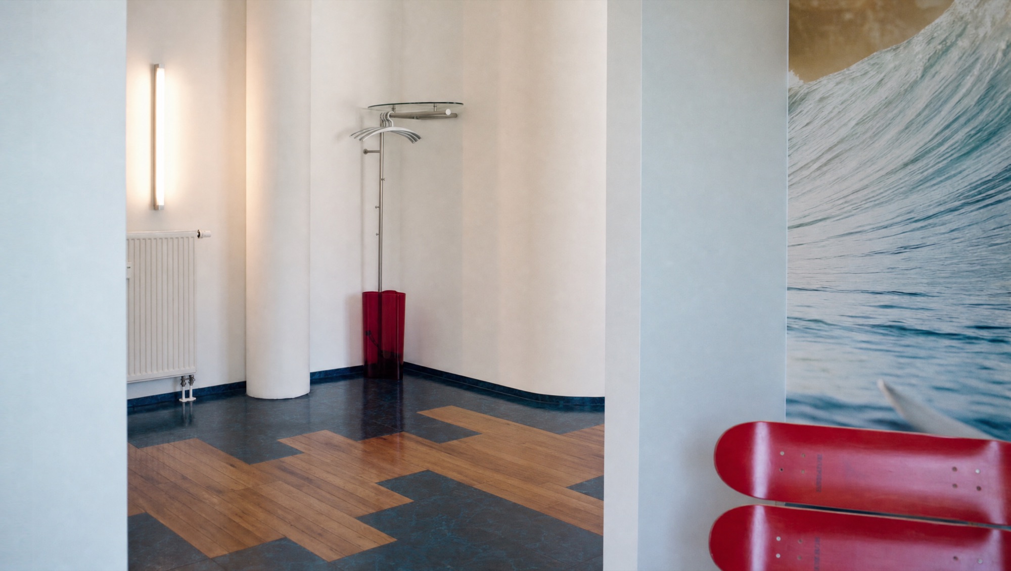 Praxisflur mit großem Wellen-Wandbild und Skateboards