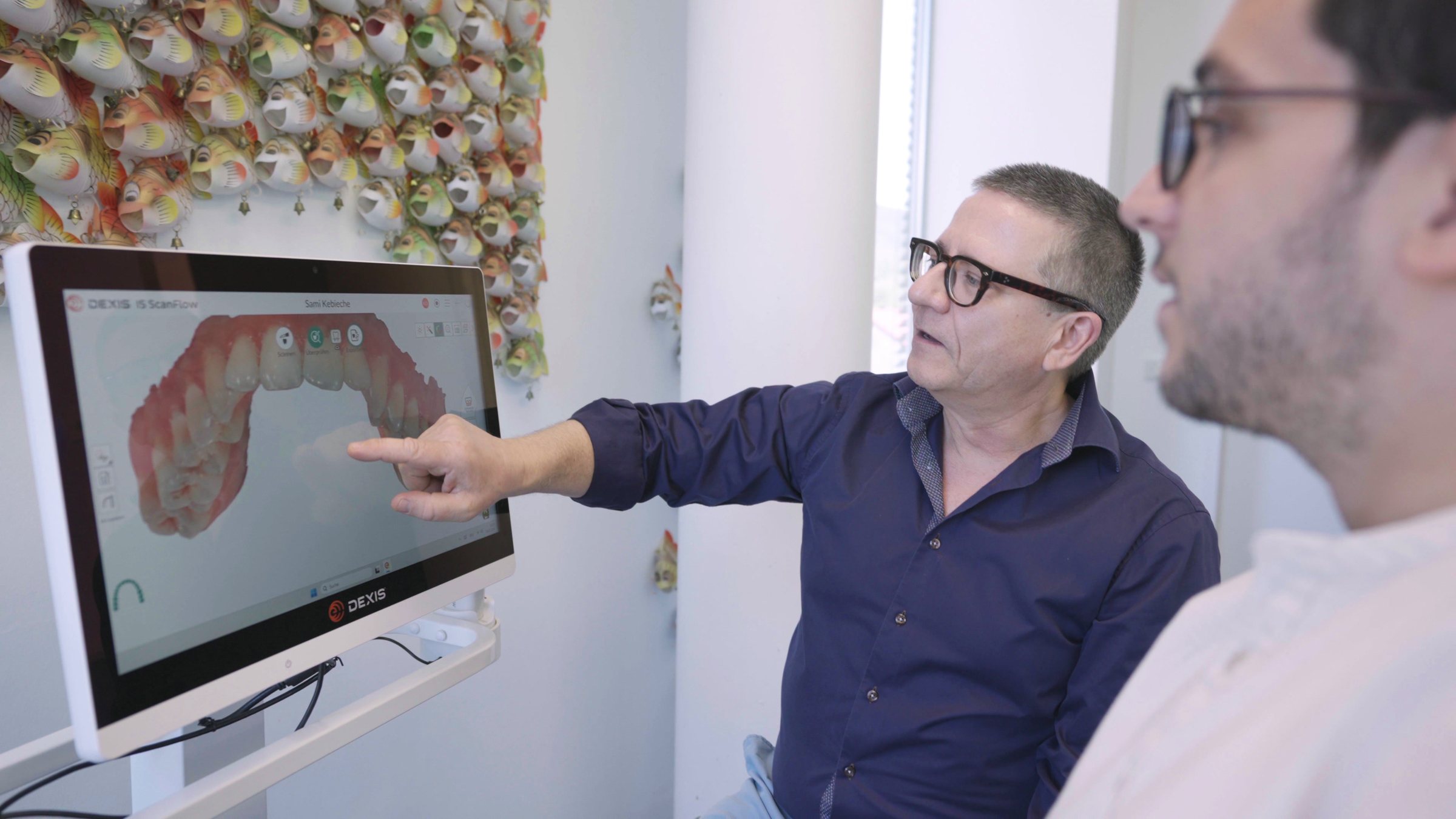Roger Ohlhäuser erklärt die digitale Behandlungsplanung am Bildschirm