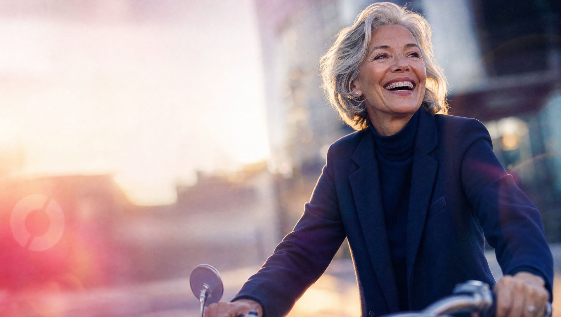Lebensfrohe Frau um die 60 auf dem Fahrrad