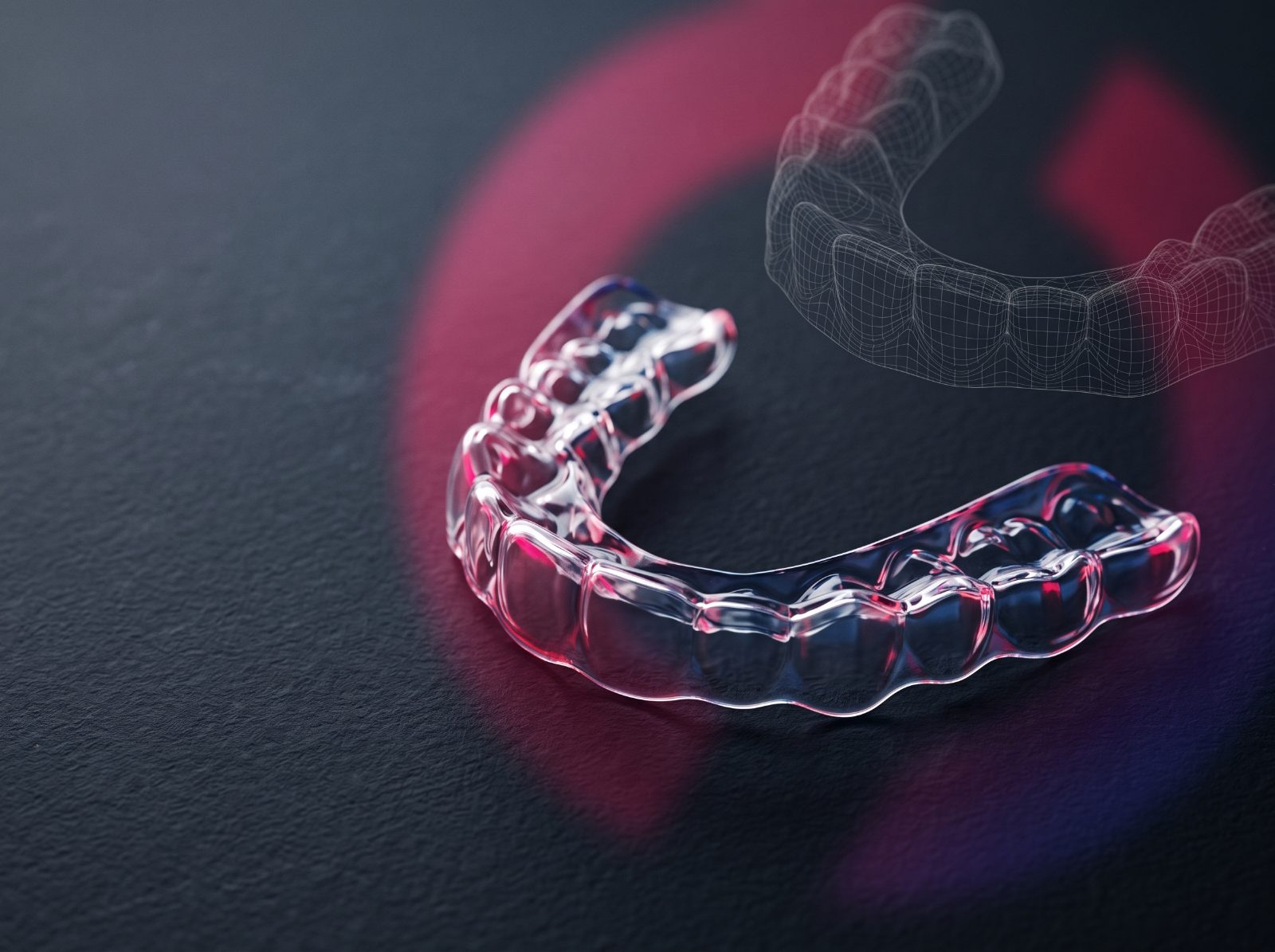 Transparenter Aligner mit digitalem 3D-Modell im Hintergrund